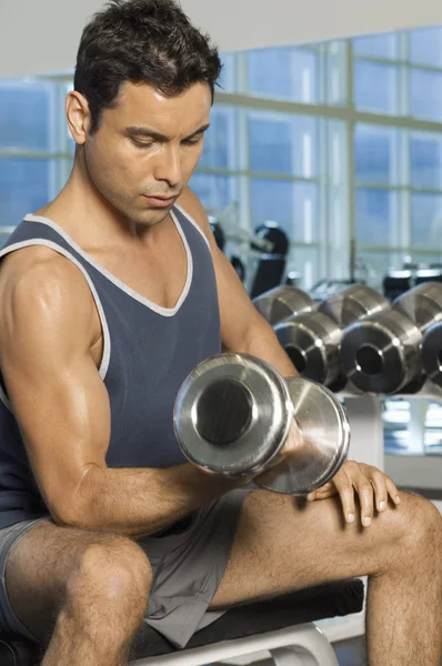 Hombre Sano Levantando Pesas Gimnasio — Foto de Stock