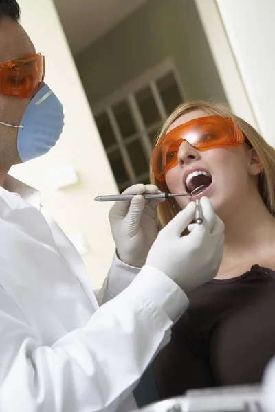 Dentista Verificando Dentes Mulher Com Seus Equipamentos — Fotografia de Stock