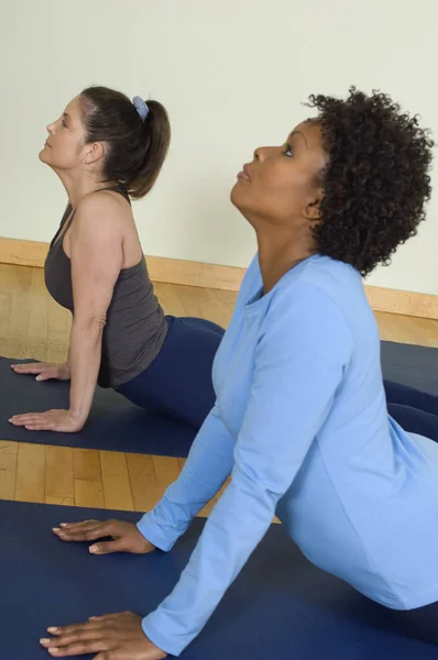 Donne Che Eseguono Yoga Sul Tappeto Esercizio — Foto Stock