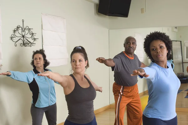 Persone Multietniche Che Praticano Esercizio Stretching Classe Yoga — Foto Stock