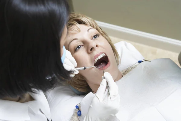 Mulher Meia Idade Sendo Examinada Por Uma Dentista Feminina — Fotografia de Stock