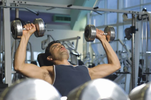 Concentration Sélective Homme Soulevant Des Poids Dans Une Salle Gym — Photo