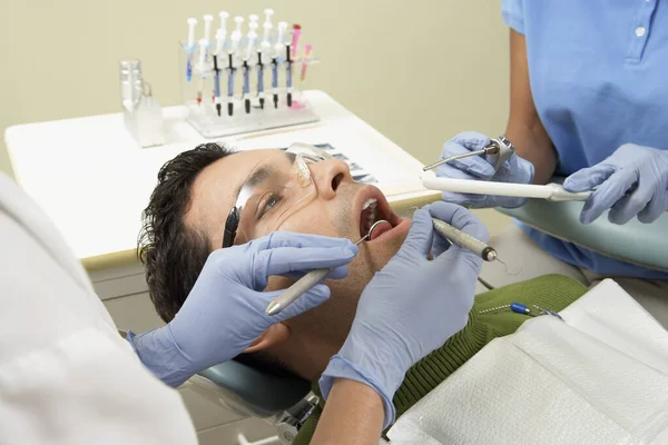 Manlig Patient Som Behandlas Tandläkare Kliniken — Stockfoto