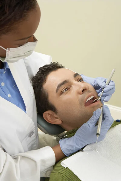 Dentista Afro Americana Tratando Paciente Masculino — Fotografia de Stock