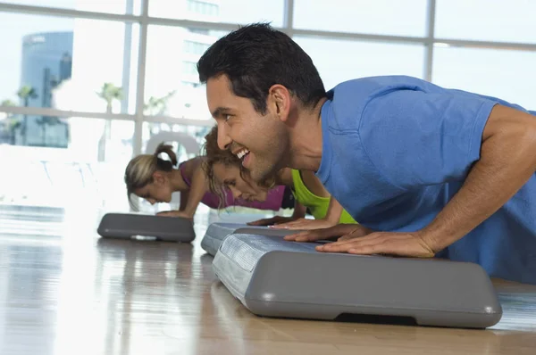 Homem Feliz Mulheres Fazendo Flexões Aula Exercícios — Fotografia de Stock