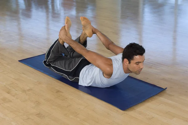 Full Längd Medelålders Man Som Utövar Yoga Matta — Stockfoto