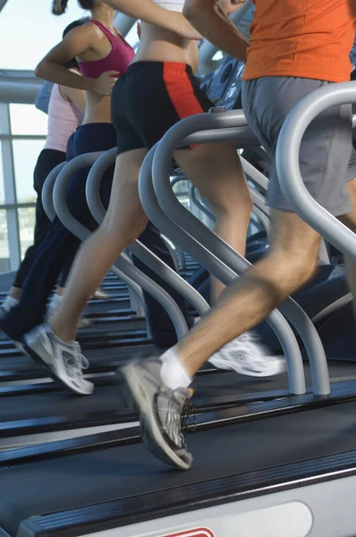 Sección Baja Personas Multiétnicas Corriendo Cinta Correr Gimnasio —  Fotos de Stock