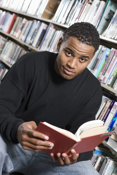 Retrato Jovem Afro Americano Lendo Livro Biblioteca — Fotografia de Stock