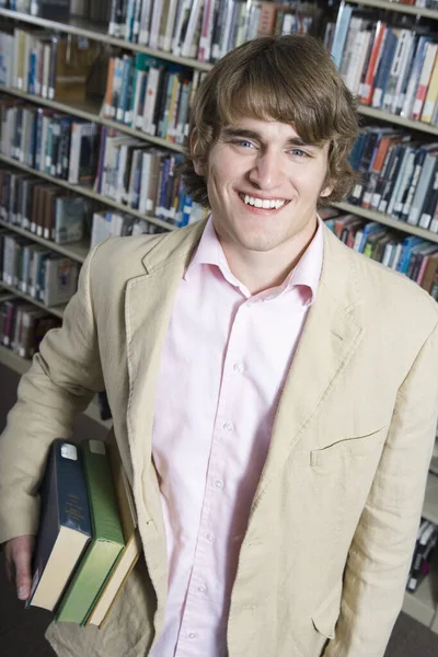 Retrato Estudante Universitário Feliz Sexo Masculino Segurando Livros Biblioteca — Fotografia de Stock