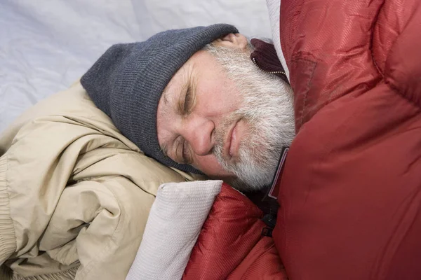 テントの中で寝ているシニア男性のキャンパーの閉鎖 — ストック写真