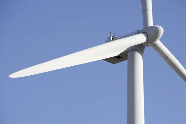 Primer Plano Una Turbina Eólica Contra Cielo Despejado — Foto de Stock