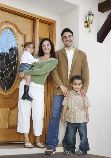 Ganzkörperporträt Einer Glücklichen Familie Eingang Des Neuen Hauses — Stockfoto