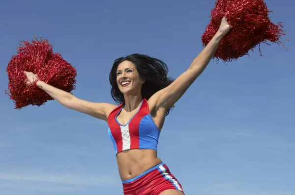 Felice Cheerleader Tifo Con Braccia Alzate Tenendo Pompon Contro Cielo — Foto Stock