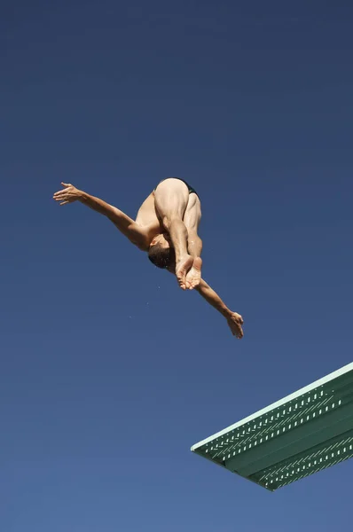 春のボードの男性水泳ダイビング — ストック写真