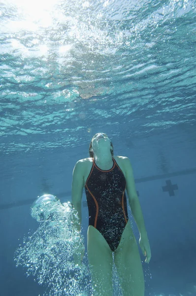 Giovane Nuotatrice Che Trattiene Respiro Sott Acqua Piscina — Foto Stock