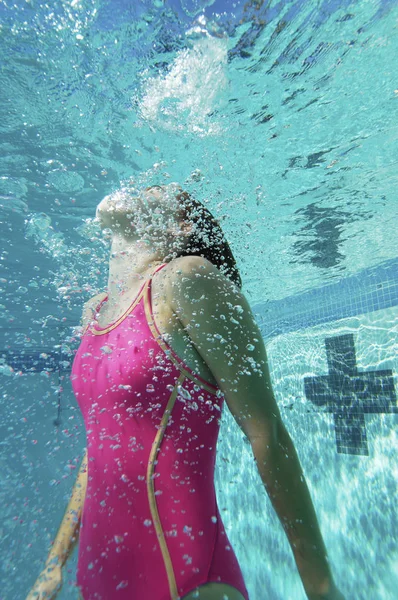 Joven Nadadora Caucásica Nadando Bajo Agua —  Fotos de Stock