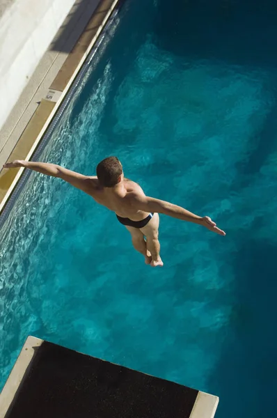 Vista Alto Ângulo Nadador Sexo Masculino Pulando Trampolim Para Piscina — Fotografia de Stock