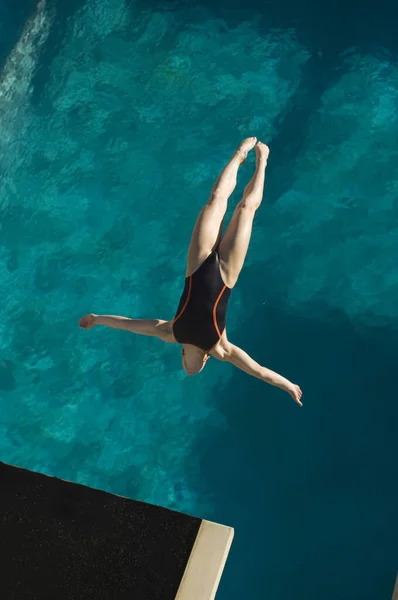 Vista Alto Ângulo Uma Nadadora Feminina Mergulho — Fotografia de Stock