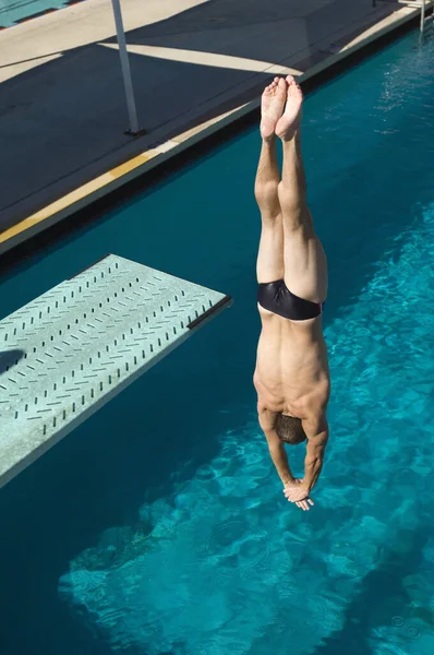 Kaukasischer Schwimmer Stürzt Kopfüber Ins Becken — Stockfoto