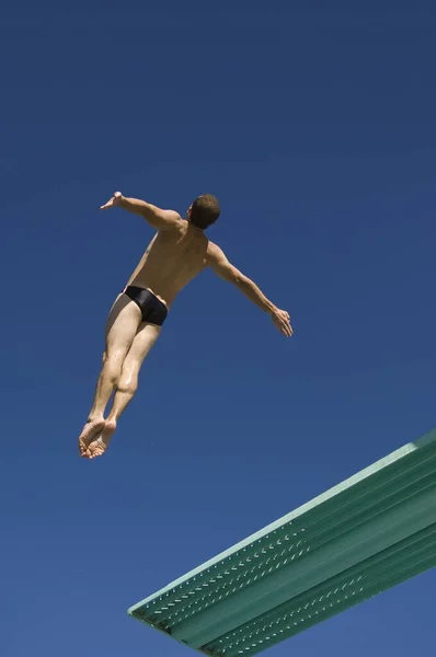 Tiefansicht Eines Männlichen Tauchers Der Vom Sprungbrett Die Luft Springt — Stockfoto