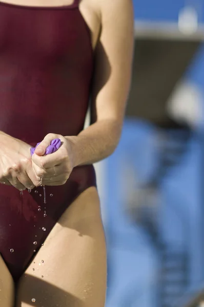 Doorsnede Van Een Vrouwelijke Zwemmer Die Water Uit Handdoek Zuigt — Stockfoto