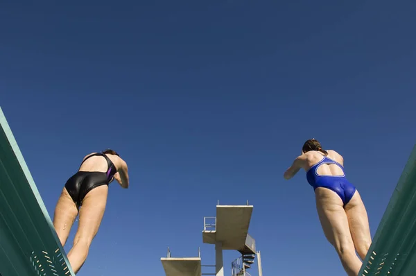 Alacsony Látószögű Kilátás Két Női Úszók Búvárkodás Együtt — Stock Fotó