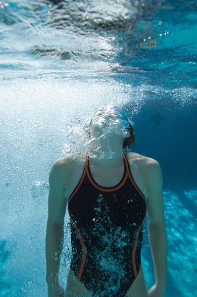 Buzo Femenino Activo Nadando Mientras Aguanta Respiración Bajo Agua —  Fotos de Stock