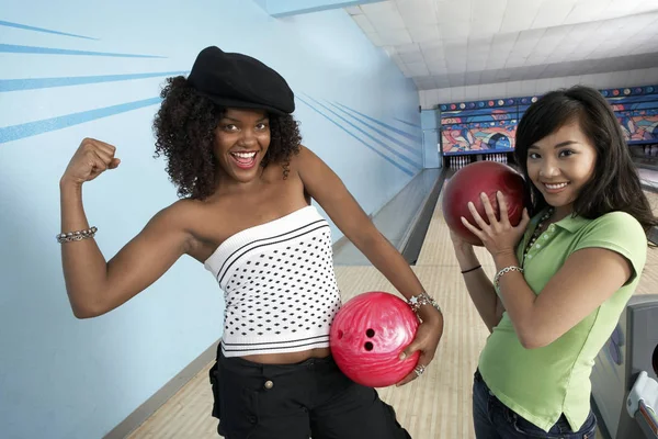 Bowling Salonunda Birlikte Oynayan Çok Irklı Kadın Arkadaşlarının Portresi — Stok fotoğraf