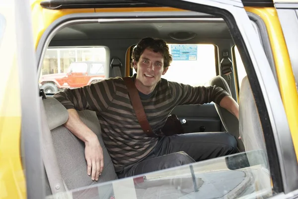Retrato Hombre Maduro Feliz Sentado Taxi — Foto de Stock