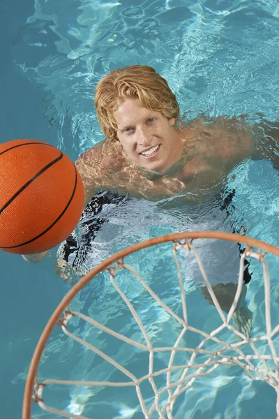 Vista Alto Ângulo Jovem Jogando Basquete Aquático Piscina — Fotografia de Stock