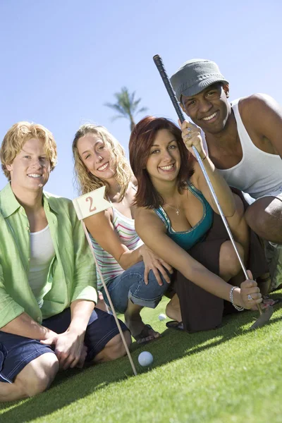 Porträt Glücklicher Multiethnischer Freunde Beim Gemeinsamen Golfspielen — Stockfoto