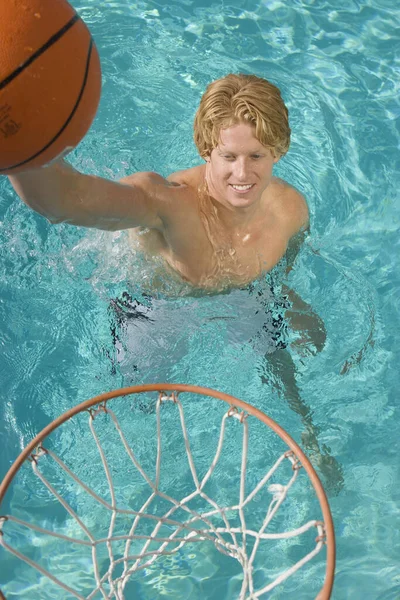 Vista Ángulo Alto Del Joven Jugando Baloncesto Acuático Piscina — Foto de Stock