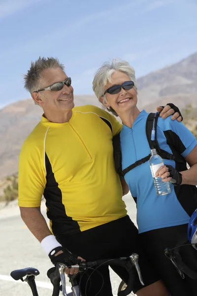 Szczęśliwa Para Seniorów Stojąca Rowerze Odwracająca Wzrok — Zdjęcie stockowe