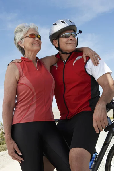 Szczęśliwa Para Seniorów Stojąca Rowerze Odwracająca Wzrok — Zdjęcie stockowe