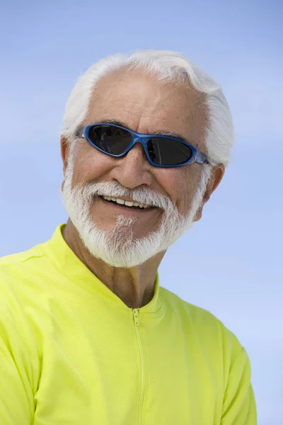 Close Portret Van Een Slimme Senior Man Glimlachend Tegen Hemel — Stockfoto