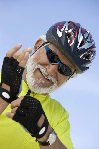 Portret Szczęśliwego Starszego Mężczyzny Rękawiczkach Niebie — Zdjęcie stockowe