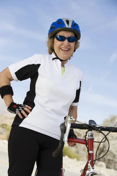 Retrato Una Mujer Mayor Feliz Con Mano Cadera Pie Bicicleta —  Fotos de Stock