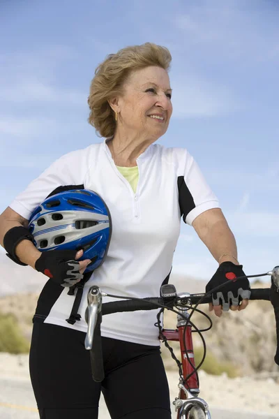 Portret Szczęśliwej Starszej Kobiety Stojącej Rowerze Odwracającej Wzrok — Zdjęcie stockowe