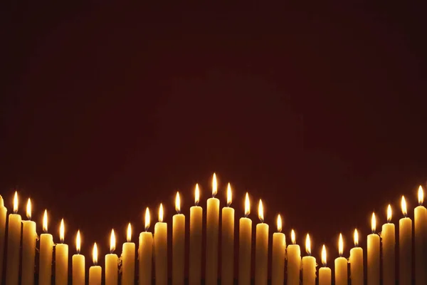 Ряд Зажженных Свечей Черном Фоне — стоковое фото