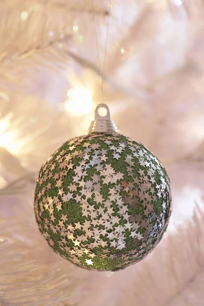 Noel Ağacında Asılı Takı Kaplı Yıldızın Yakın Çekimi — Stok fotoğraf
