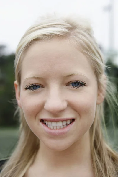 Gülümseyen Güzel Bir Genç Kadının Portresi — Stok fotoğraf