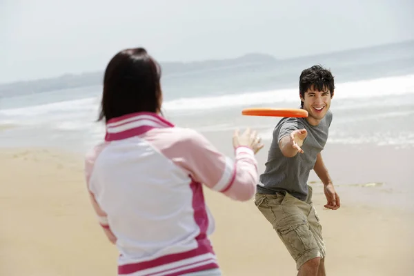 Šťastný Pár Hraje Frisbee Pláži Během Dovolené — Stock fotografie