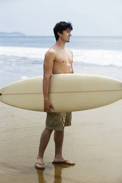 Volledige Lengte Van Een Jonge Mannelijke Surfer Met Een Surfplank — Stockfoto