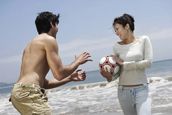 Feliz Casal Meia Idade Jogando Com Futebol Praia — Fotografia de Stock