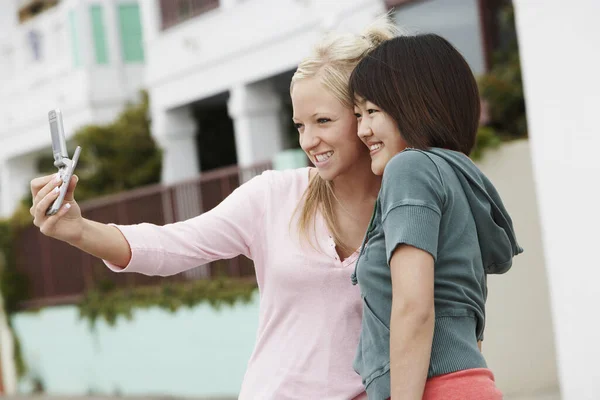 Happy Young Female Friends Taking Self Portrait Cell Phone — Stock Photo, Image