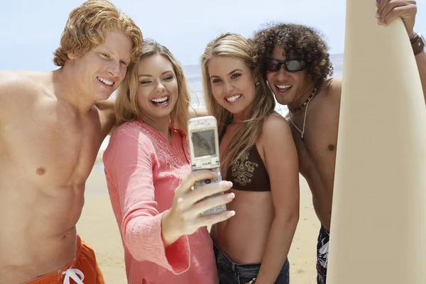 Happy Friends Taking Self Portrait Cell Phone Beach — Stock Photo, Image