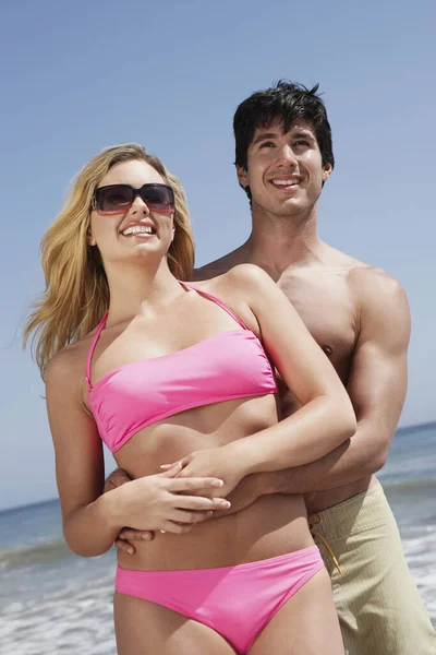 Счастливый Мужчина Обнимает Женщину Сзади Пляже — стоковое фото