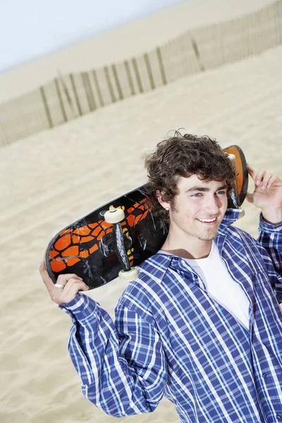 Kumsalda Sörf Tahtası Olan Mutlu Genç Adam — Stok fotoğraf