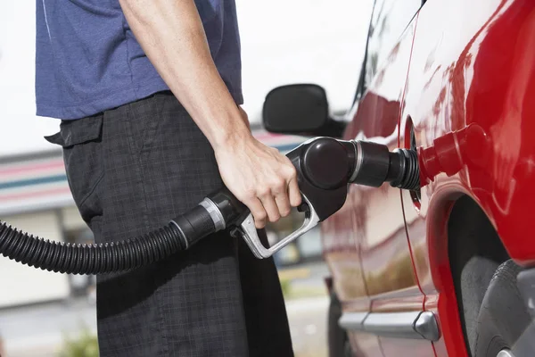 Sección Media Hombre Repostando Coche Una Estación Servicio — Foto de Stock