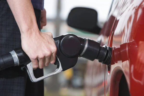 Sección Media Joven Repostando Coche Una Estación Servicio —  Fotos de Stock